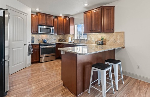 Meridian House | Spacious Getaway, Perfect for Groups, Fire pit, BBQ, 70" TV, near The Village, TopGolf, Parks