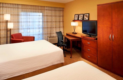 Auburn Hills Hotel | Spacious Good-Value Accommodation! 2 Lovely Units, Swimming Pool, Parking!