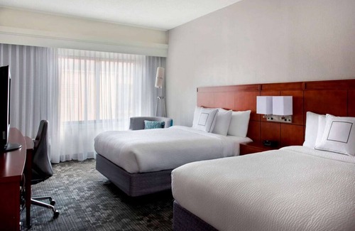 Middletown Hotel | Spacious Good-Value Accommodation! Near Bowen's Wharf, Free Parking, w/Pool
