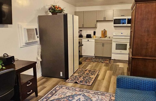 Memphis Cottage | Spacious Guest House w/8+ Beds - Near Downtown & Medical District