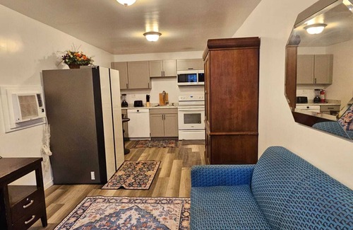 Memphis Cottage | Spacious Guest House w/8+ Beds - Near Downtown & Medical District