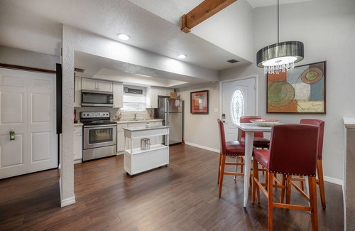 Seminole Heights House | Spacious Guesthouse W/chic Decor & Spiral Stairs