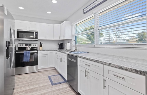 Spring Hill House | Spacious Gulf Coast Scallop Season Retreat! Near Pine Island Beach, Weeki Wachee, Dog-Friendly