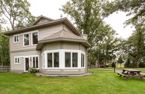 Nisswa Condo | Spacious Gull Lake Beach Condo, Lake Access and Fire pit