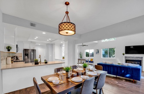 Ardenwood House | Spacious high ceiling home in Fremont | Private Yard | King Bed