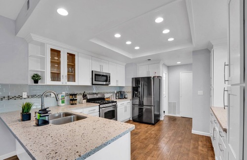 Ardenwood House | Spacious high ceiling home in Fremont | Private Yard | King Bed