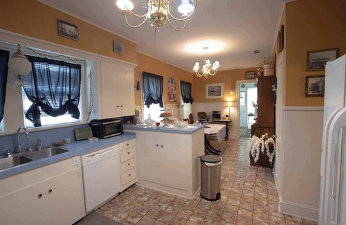 Springhill House | Spacious Historic 1940's Restored Home
