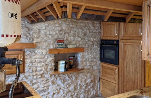 Beaumotte-Aubertans Cottage | Spacious house with pool, spa, and parking near Besançon