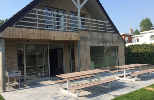 Witte Burg Villa | Spacious holiday home for 18 people, 900 m from the beach