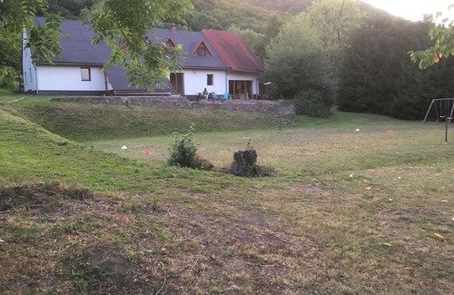 Zacler House | Spacious holiday villa in prime location (for less than € 15 per person per night)