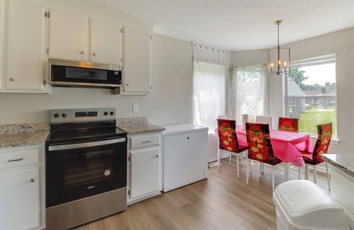 Hampton Cottage | Spacious Home < 3 Mi to Hampton Coliseum!