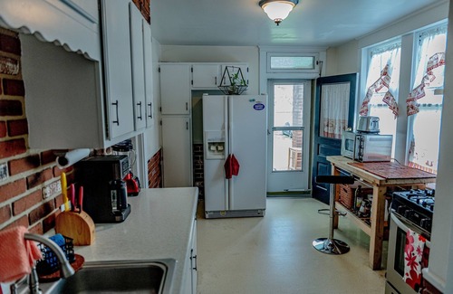 York House | Spacious Home a mile away of York expo center with free parking lot.