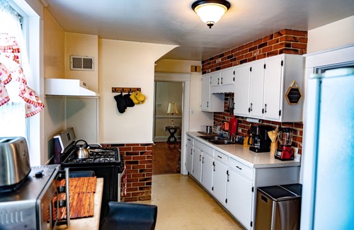York House | Spacious Home a mile away of York expo center with free parking lot.