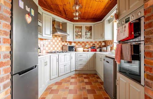 Mohill House | Spacious Home by Lough Rynn Castle Wedding Venue