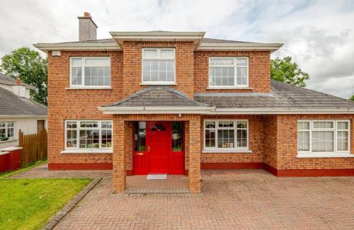 Mohill House | Spacious Home by Lough Rynn Castle Wedding Venue