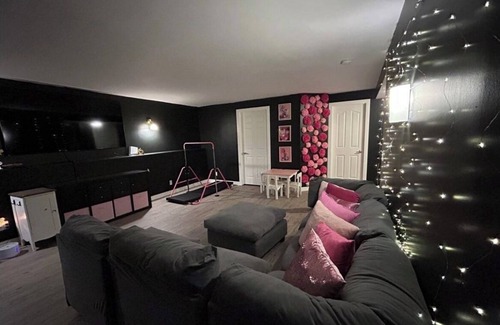 Airdrie House | Spacious Home