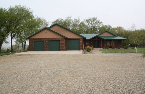 Peterson House | Spacious home close to Lanesboro, MN and the Root River State trail system.