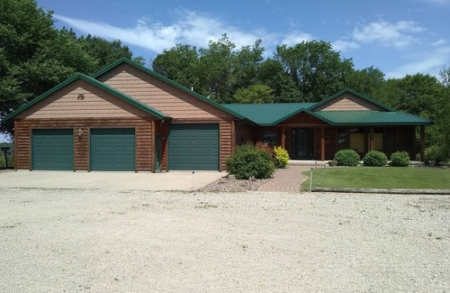 Peterson House | Spacious home close to Lanesboro, MN and the Root River State trail system.
