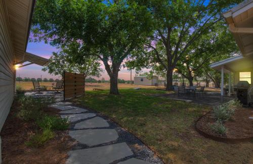 Stonewall House | Spacious Home - Fire Pit, BBQ and Outdoor Seating!