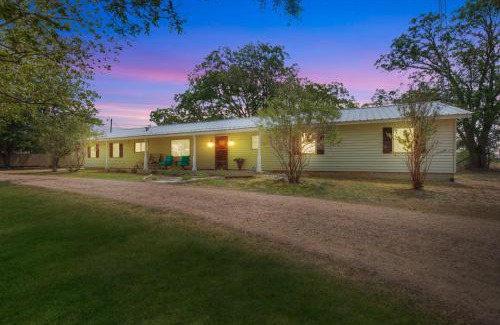 Stonewall House | Spacious Home - Fire Pit, BBQ and Outdoor Seating!