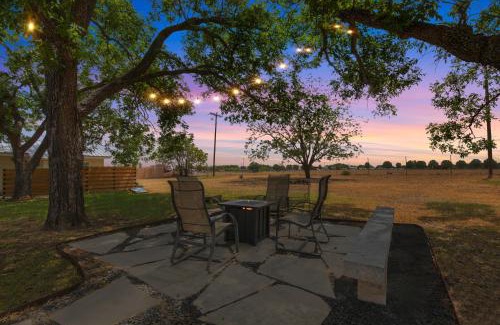 Stonewall House | Spacious Home - Fire Pit, BBQ and Outdoor Seating!
