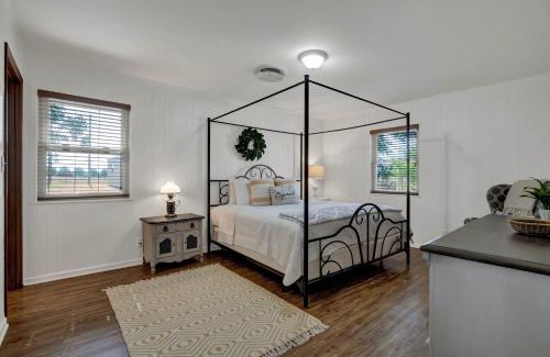 Stonewall House | Spacious Home - Fire Pit, BBQ and Outdoor Seating!