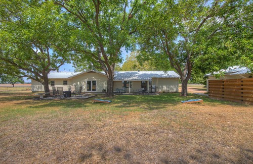 Stonewall House | Spacious Home - Fire Pit, BBQ and Outdoor Seating!
