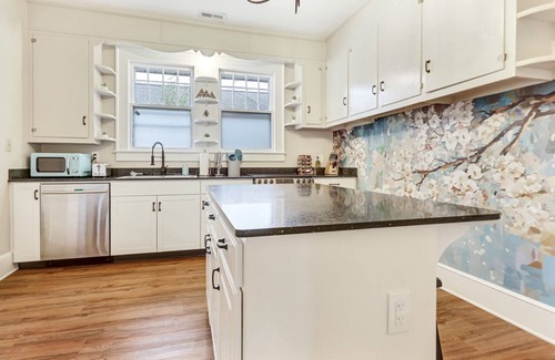 Greenville House | Spacious Home in Arts District GVL + 1mi to Falls Park DT+ Artisan Table Swing