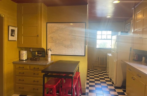 West Cambridge Apartment | Spacious home in Harvard Square with permitted free on street parking
