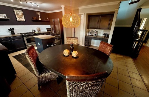 Houston House | Spacious Home Near The Woodlands & Airport! Perfect For Work, Fun, Relaxation.