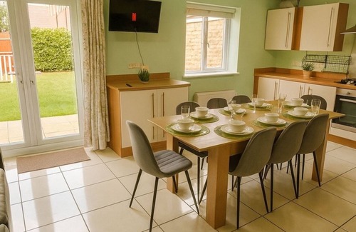 Bedford House | Spacious Home + Parking for Families & Contractors