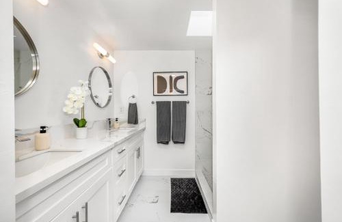 Linda Vista House | Spacious Home with 7 Beds minutes from Mission Bay