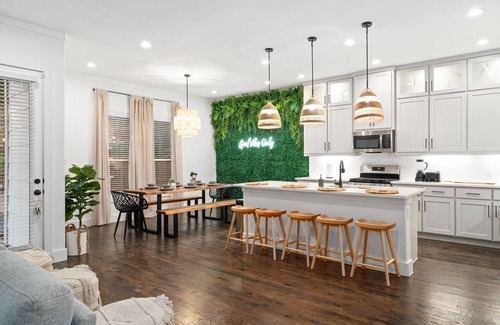 Cedar Crest House | Spacious Home with Big Backyard, Jacuzzi, and Pool Bishops Art District & Dallas