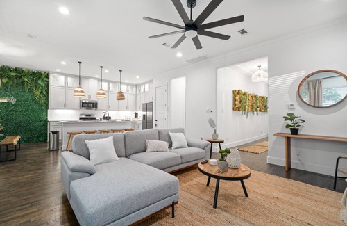 Cedar Crest House | Spacious Home with Big Backyard, Jacuzzi, and Pool Bishops Art District & Dallas