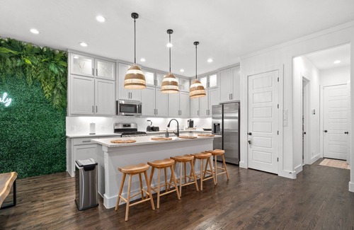 Cedar Crest House | Spacious Home with Big Backyard, Jacuzzi, and Pool Bishops Art District & Dallas