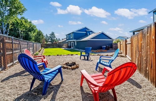 Redmond House | Spacious home with fenced dog-friendly yard, fireplace, central AC, W/D, WiFi