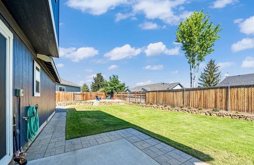 Redmond House | Spacious home with fenced dog-friendly yard, fireplace, central AC, W/D, WiFi