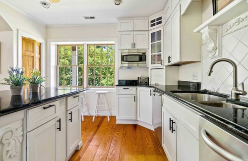 Hood House | Spacious Home with Foosball, PingPong and Gym