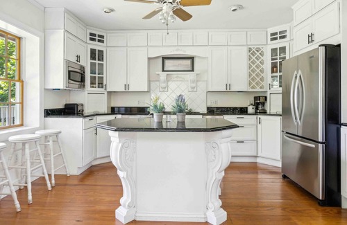 Hood House | Spacious Home with Foosball, PingPong and Gym