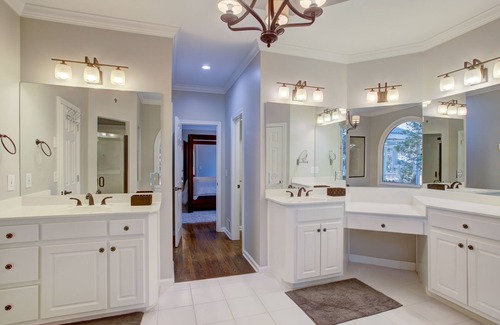 Johns Creek House | Spacious house and peaceful yard in Johns Creek