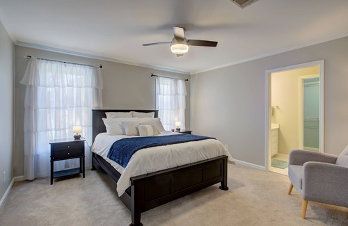 Johns Creek House | Spacious house and peaceful yard in Johns Creek