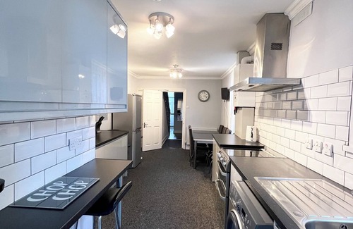 Stratford House | Spacious house directly opposite the park