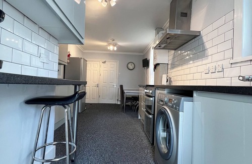 Stratford House | Spacious house directly opposite the park