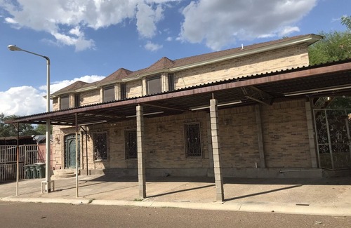 Laredo House | Spacious house for the whole family to enjoy a holiday or bbq & swim.