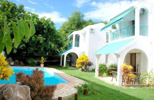 Flic-en-Flac House | Spacious House in Flic en Flac with Shared Pool