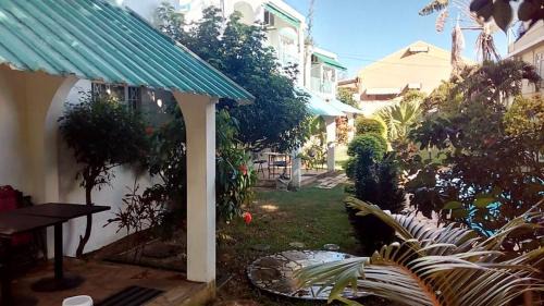 Flic-en-Flac House | Spacious House in Flic en Flac with Shared Pool