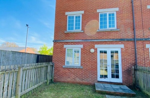 Grimsby House | Spacious House In Grimsby With Parking