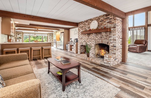 Cambridge House | Spacious House minutes from the Wilds & AEP Public Hunting w/hot tub & fireplace