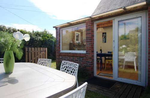 Saint-Marcouf Cottage | Spacious house with fireplace and terrace, near the beach