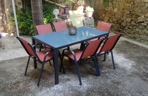 Aigne House | Spacious house with courtyard in the village centre